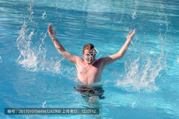 夏日樂趣在游泳池里