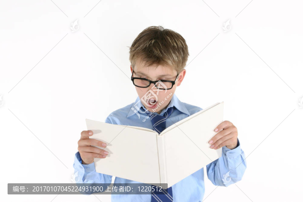 孩子讀一本書