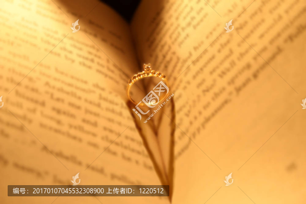 書中的結(jié)婚戒指