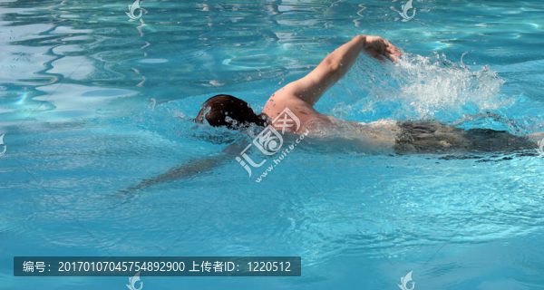 游泳是自由泳