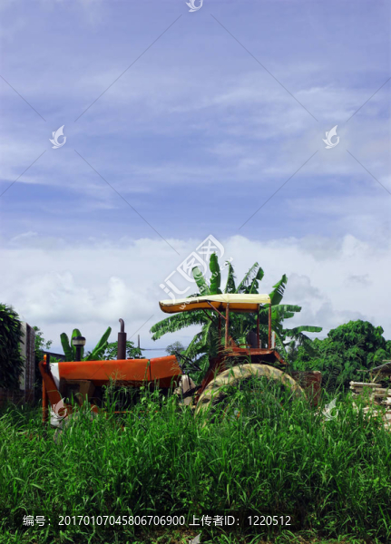 舊拖拉機(jī)