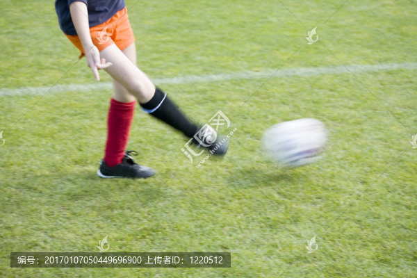 女孩足球運動員傳球