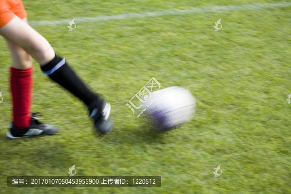 女孩足球運動員傳球