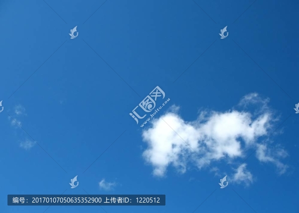藍(lán)色天空中的單個(gè)小云朵
