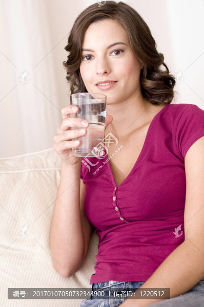 女子的飲用水