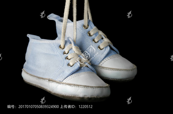 黑色背景上的嬰兒鞋