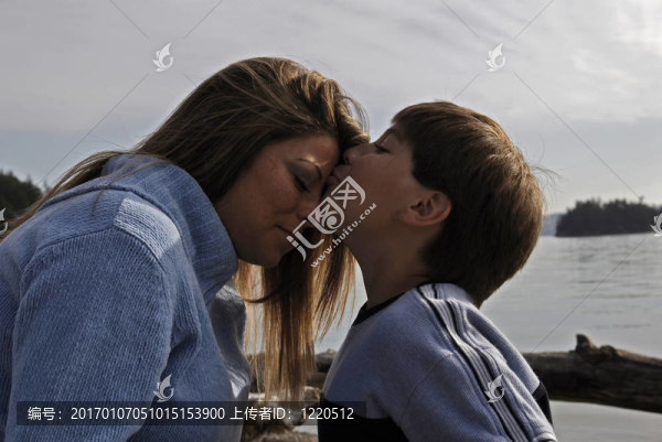 小男孩吻他媽媽