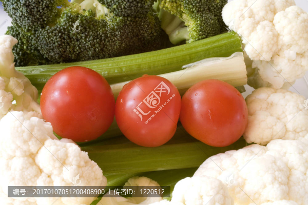 健康的小吃：花椰菜；花椰菜；西紅柿；芹菜
