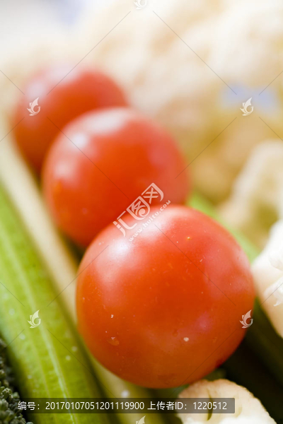 健康的小吃：花椰菜；花椰菜；西紅柿；芹菜