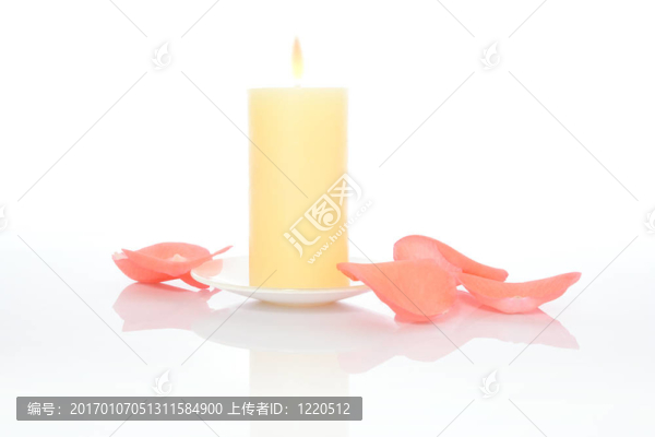 蠟燭和粉紅色的花瓣