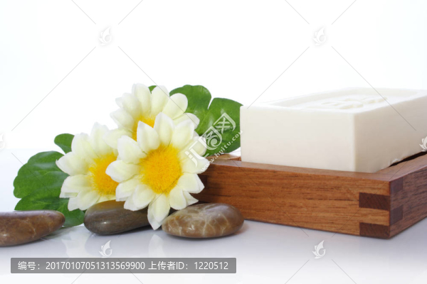 肥皂；花和河石