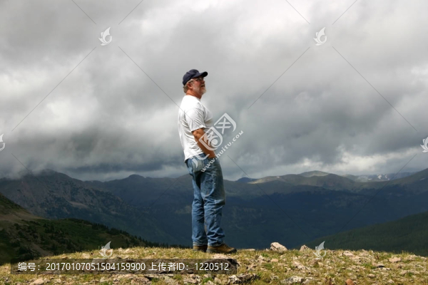 人在山峰
