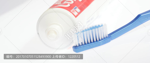 藍(lán)色牙刷和牙膏