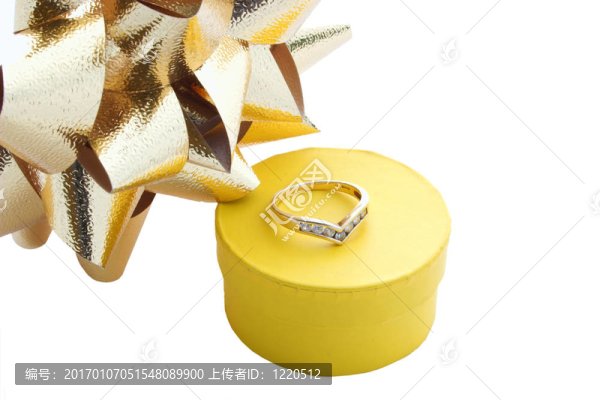 戒指禮品盒和蝴蝶結(jié)