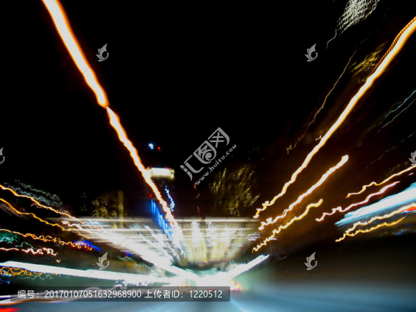 晚上公路燈