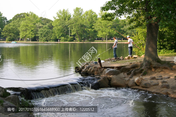 男孩在湖上釣魚