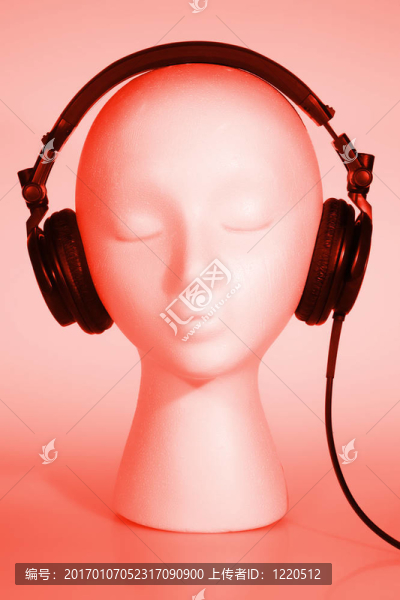 女模特聽音樂