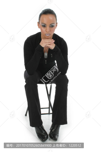 美麗的女人坐在
