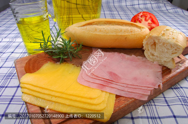 面包零食；奶酪；火腿和果汁
