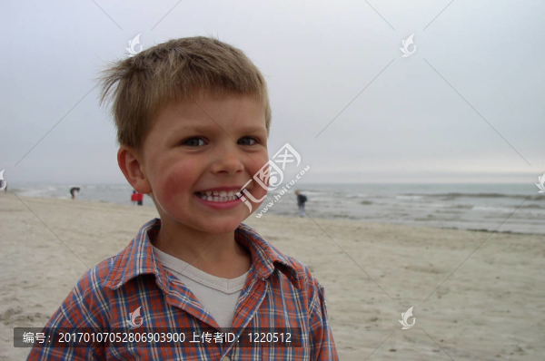 靠近海邊的孩子