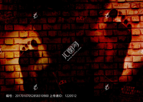 在墻上的腳