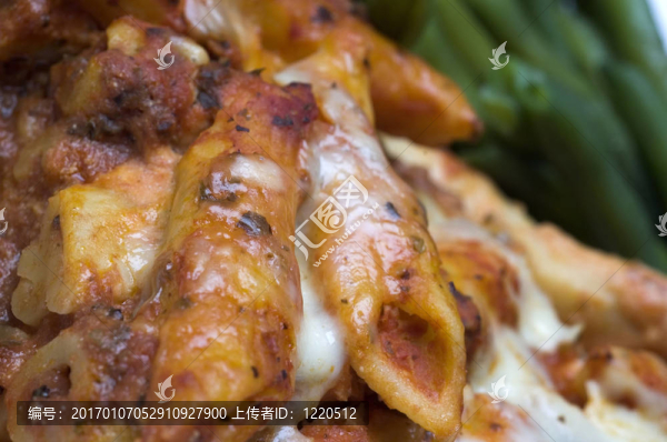 烤通心粉和青豆