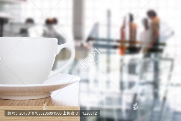 在辦公室前的桌子上的咖啡杯