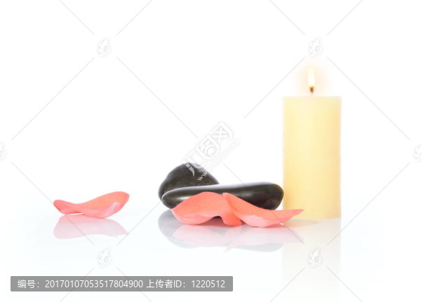 蠟燭；花瓣和鵝卵石