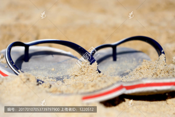 海灘上的涼鞋