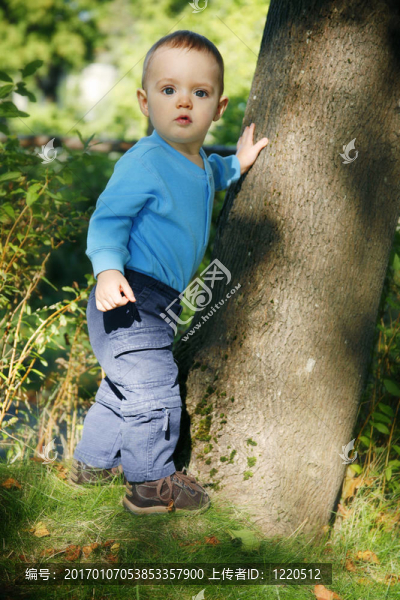 小男孩在戶外