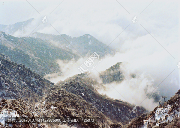 雪山云霧