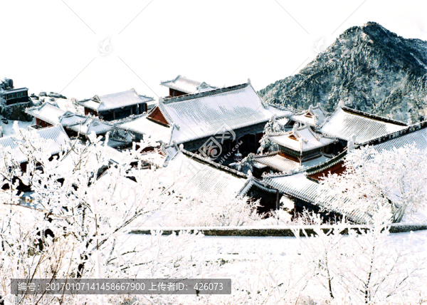 白雪山中廟宇