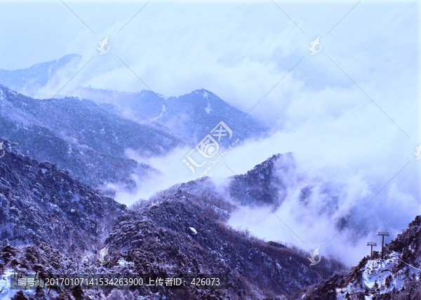 雪山云霧