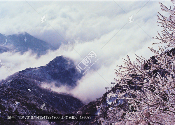 云霧雪山