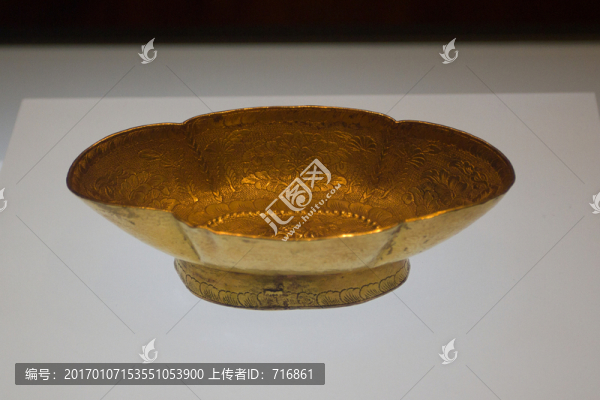 摩羯紋金長杯