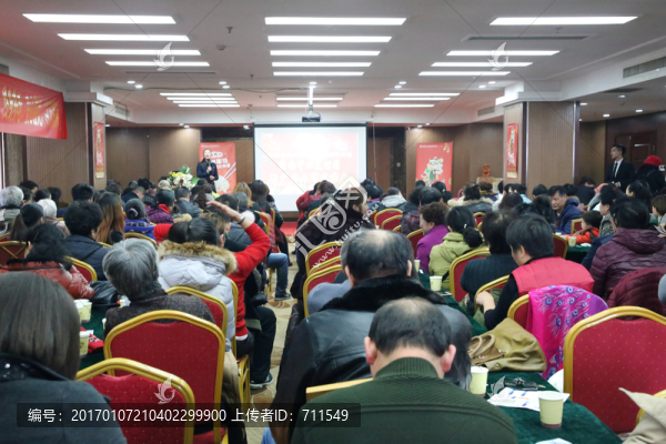 開會聽講座的任