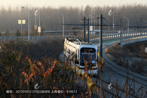 清晨陽(yáng)光中的有軌電車(chē),沈陽(yáng)
