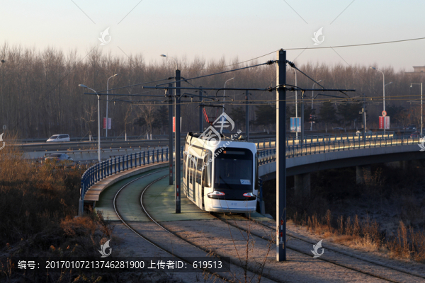 清晨陽(yáng)光中的有軌電車,沈陽(yáng)