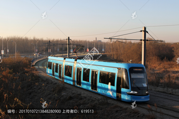 清晨陽光中的有軌電車,沈陽