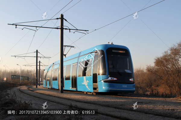 清晨陽光中的有軌電車,沈陽