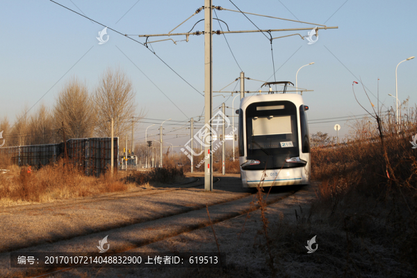 清晨陽光中的有軌電車,沈陽