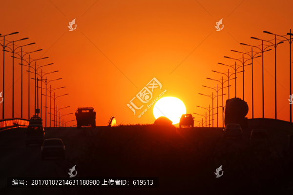 夕陽下車來車往的公路