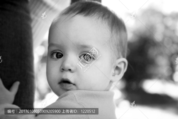 小男孩在戶外