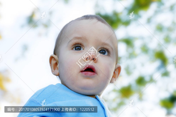 小男孩在戶外