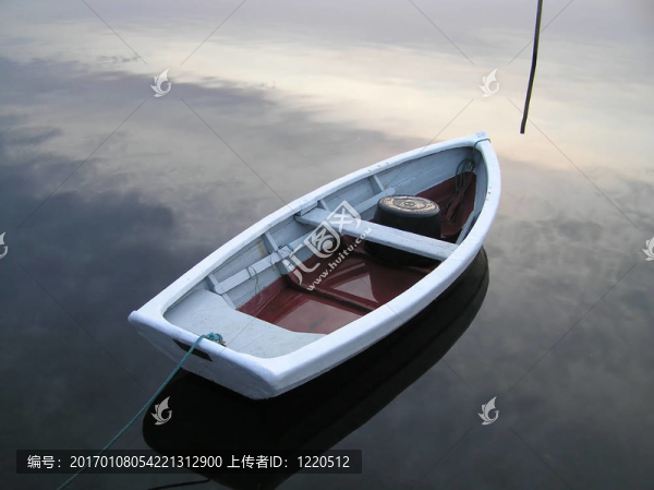 船在日出