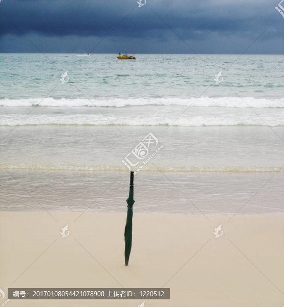 風(fēng)暴來(lái)臨時(shí)困在沙灘上的雨傘