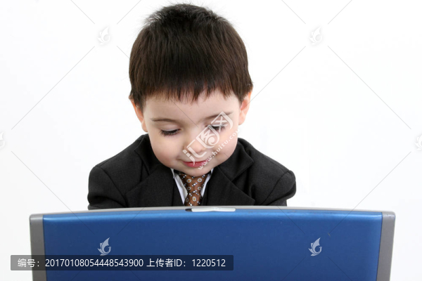 男孩用筆記本電腦
