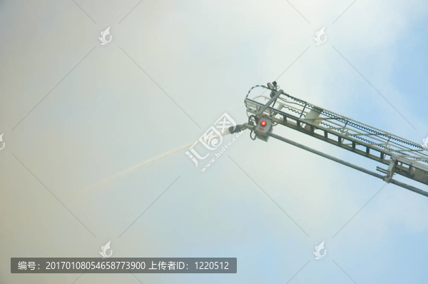在工作的消防員7