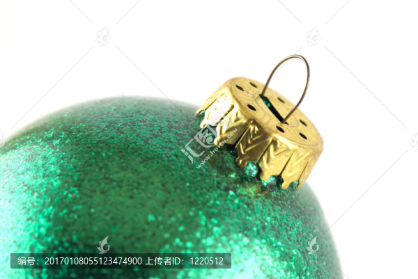 白色背景的綠色圣誕玻璃球