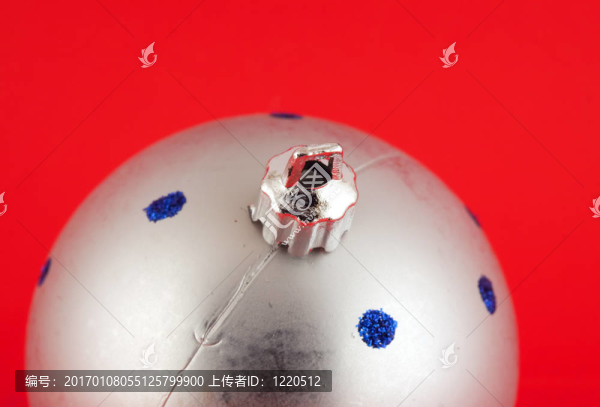 紅色背景上的圣誕玻璃球
